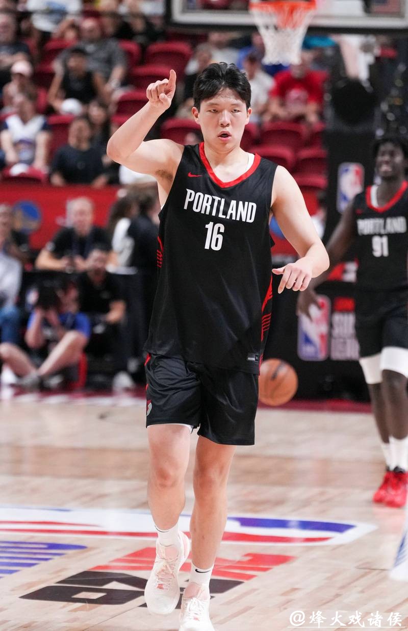 开拓者5分客胜马刺 杨瀚森防守积极